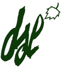DSL:n logo - tummanvihreällä kaunokäsialalla kirjoitetut DSL-kirjaimet sekä kirjainten oikeassa yläkulmassa tummanvihreä vaahteranlehti.