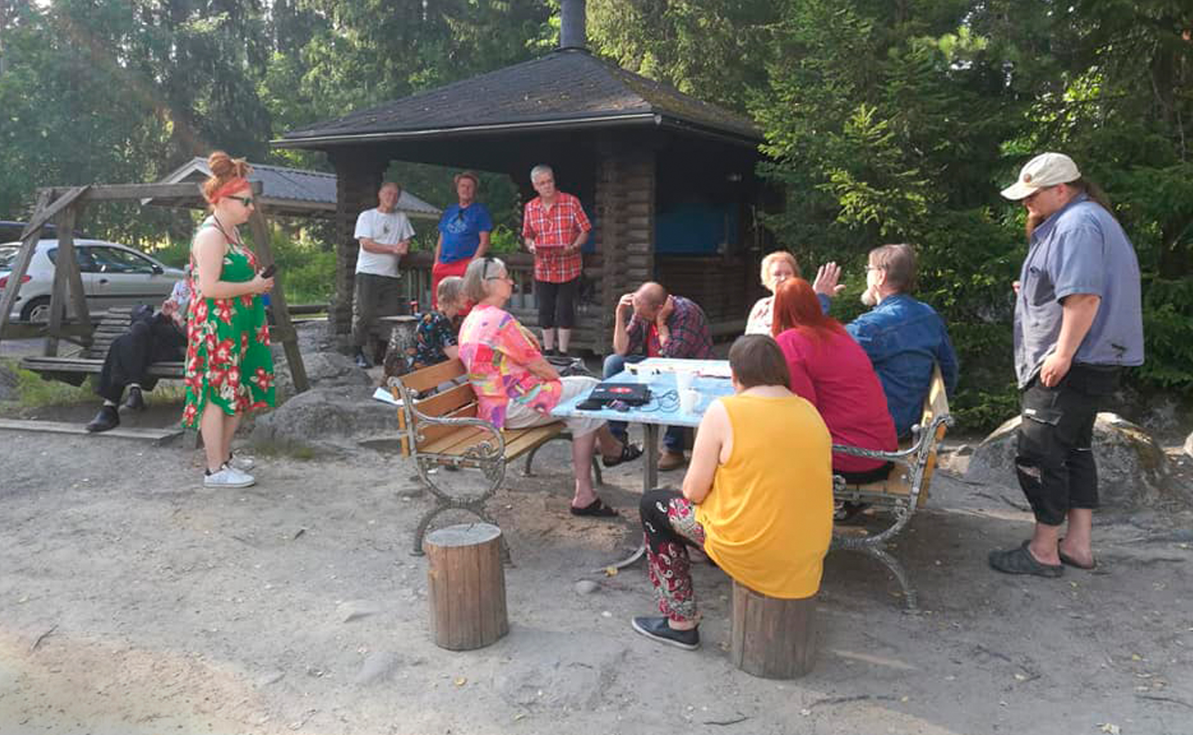 Osallistujia Kiviniemen kesätapaamisessa Jyväskylässä.