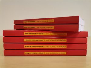 Kuka oli Rosa Luxemburg? -kirjan selkämyksiä.