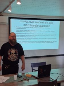 Jari Karttunen alustaa luokista Marx-opiston kesätapaamisessa 2023.