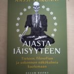 Kirjan kannessa meditaatioasennossa istuva luuranko sekä kirjan, kirjoittajan ja kustantajan nimet.