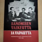 Kirjan kannessa kuvakollaasi työväenlehtien vanhojen numeroiden kansista, toimittajia istumassa puvut päällä pöydän äärellä sekä kirjan nimi.