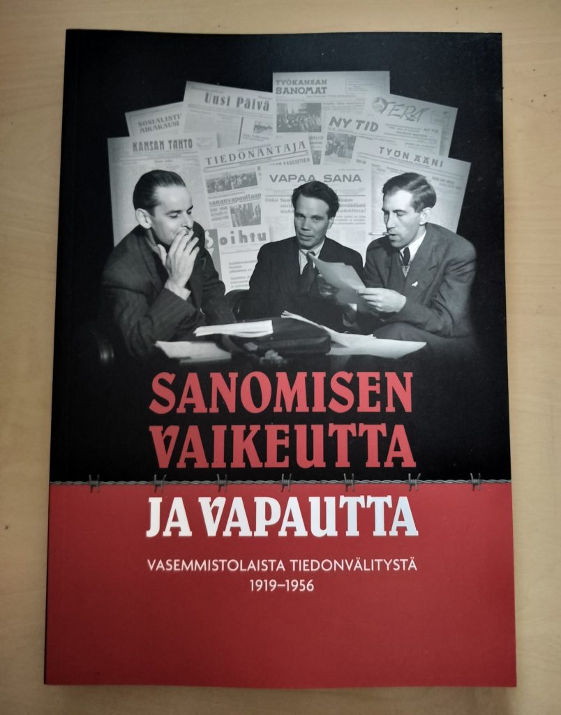 Kirjan kannessa kuvakollaasi työväenlehtien vanhojen numeroiden kansista, toimittajia istumassa puvut päällä pöydän äärellä sekä kirjan nimi.