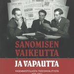 Kirjan kannessa kuvakollaasi työväenlehtien vanhojen numeroiden kansista, toimittajia istumassa puvut päällä pöydän äärellä sekä kirjan nimi.