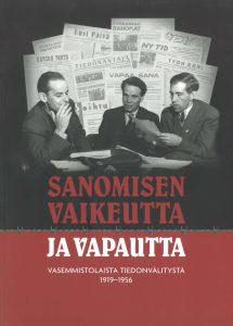 Kirjan kannessa kuvakollaasi työväenlehtien vanhojen numeroiden kansista, toimittajia istumassa puvut päällä pöydän äärellä sekä kirjan nimi.