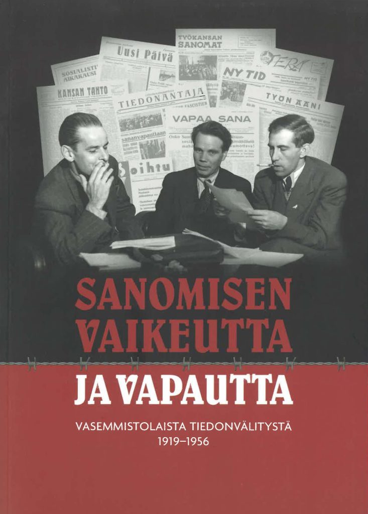 Kirjan kannessa kuvakollaasi työväenlehtien vanhojen numeroiden kansista, toimittajia istumassa puvut päällä pöydän äärellä sekä kirjan nimi.
