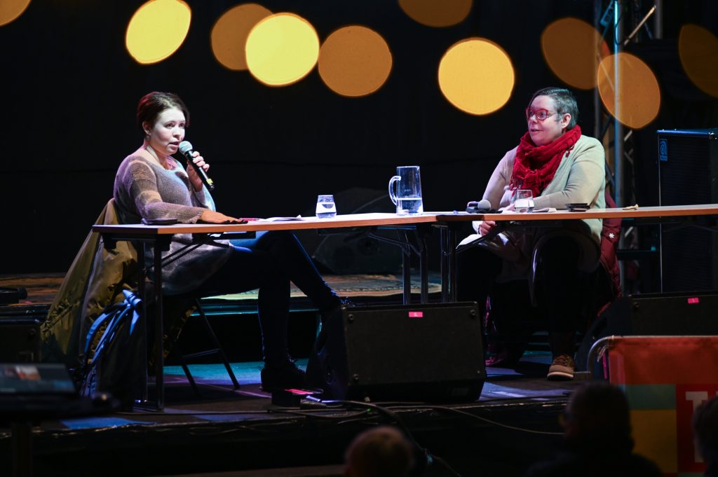 Anna Kontula ja Tiina Sandberg keskustelemassa Tiedonantaja-festivaalilla 2023.