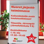Fläppitaululle kirjoitettu mainos koulutustilaisuudesta. Tekstissä lukee: Nuoret järjestötoiminnassa. Kaikenikäisille avoin koulutustilaisuus! Tilaustila, Järvenpää (Järnefeltinkatu 9 E). Keskiviikkona 1.10. klo 17.30–19.45. Alhaalla logot: DSL Demokraattinen sivistysliitto ja SKP punaisessa tähdessä.
