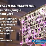 Banneri tapahtumasta “Vantaan Rauhanklubi: Naapurikaupungin rauhantyötä”. Tekstissä kerrotaan, että tilaisuus pidetään Kaupunkikulttuurikeskus Mosaiikissa (Kivi) ja Zoomissa keskiviikkona 29.10.2025 klo 18.00 alkaen, ja puhujana on Reeka Meri-Rastila. Taustalla on kuva käsin pidettävästä kyltistä, jossa on rauhanteemaisia sanoja ja purppuranvärisiä valoja. Kuvassa näkyy myös Vantaan Rauhanpuolustajien ja DSL:n logot. Bannerin kuva: Emma Grönqvist.