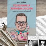 Kirjan Possujunalla auringonlaskuun kansi. Kannen keskellä on karikatyyrimäinen piirros Petteri Orpoa muistuttavasta henkilöstä, joka istuu vaaleanpunaisessa possujunan vaunussa, jossa lukee ”Turku”. Hahmo pitelee vaaleanpunaista hattaraa ja hymyilee. Tausta on sinertävä. Kirjan ympärillä näkyy pöydällä harmaita piirroskyniä, teroitin sekä mustavalkoisia sarjakuvapaneeleja.