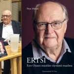 Kolmiosainen kuvakollaasi kulttuuritilaisuudesta. Vasemmalla Pirjo Munck ja Eero Ojanen istuvat pöydän ääressä yleisön edessä, molemmilla on mikrofonit; pöydällä on vesipulloja ja kirja. Keskellä kirjan kansi, jossa Ojasen muotokuva; kannessa teksti “ERTSI – Eero Ojasen musiikin täyttämä maailma” ja tekijän nimi Pirjo Munck. Oikealla Monna Kamu laulaa mikrofoniin nuottitelineen vieressä, ja taustalla Ojanen soittaa pianoa.