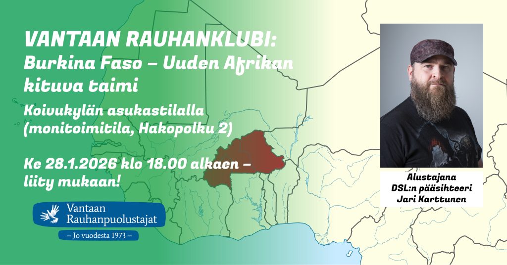 Värikäs tapahtumabanneri, jonka taustalla on karttapiirros Länsi‑Afrikasta ja korostettuna Burkina Faso. Vasemmalla puolella on teksti: 'Vantaan rauhanklubi: Burkina Faso – Uuden Afrikan kituva taimi. Koivukylän asukastilalla (monitoimitila, Hakopolku 2) Ke 28.1.2026 klo 18.00 alkaen – liity mukaan!' Alhaalla näkyy Vantaan Rauhanpuolustajien logo. Oikealla on pystysuuntainen valokuva henkilöstä, joka toimii tilaisuuden alustajana, sekä sen alla teksti: 'Alustajana DSL:n pääsihteeri Jari Karttunen'.