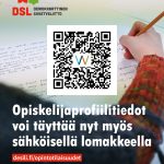 Kuva, jossa käsi kirjoittaa muistiinpanoja paperille. Kuvan keskellä on suuri QR-koodi. Yläkulmassa on DSL:n logo. Kuvassa lukee: "Opiskelijaprofiilitiedot voi täyttää nyt myös sähköisellä lomakkeella" sekä verkkosivuosoite 'desili.fi/opintotilaisuudet'.