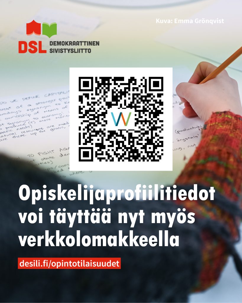 Kuva, jossa käsi kirjoittaa muistiinpanoja paperille. Kuvan keskellä on suuri QR-koodi. Yläkulmassa on DSL:n logo. Kuvassa lukee: "Opiskelijaprofiilitiedot voi täyttää nyt myös verkkolomakkeella" sekä verkkosivuosoite 'desili.fi/opintotilaisuudet'.
