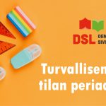 Demokraattisen sivistysliiton (DSL) turvallisemman tilan periaatteita kuvituskuva. Kuvassa on oranssilla pohjalla koulutusteemaista rekvisiittaa, kuten viivoitinta, korostuskynää ja muovipyyhekumi. Yläoikealla DSL:n logo ja teksti: 'Turvallisemman tilan periaatteet'.