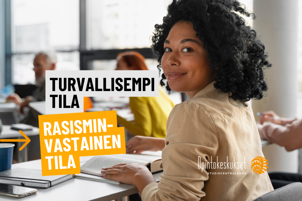 Kuvassa opiskelutilanne luokkahuoneessa. Etualalla pöydän ääressä istuva henkilö kääntyy hymyillen kameraan kirja edessään. Taustalla muita opiskelijoita. Kuvassa teksti: "Turvallisempi tila – rasisminvastainen tila". Oikeassa alakulmassa Opintokeskukset ry:n logo.