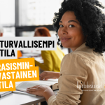 Kuvassa opiskelutilanne luokkahuoneessa. Etualalla pöydän ääressä istuva henkilö kääntyy hymyillen kameraan kirja edessään. Taustalla muita opiskelijoita. Kuvassa teksti: "Turvallisempi tila – rasisminvastainen tila". Oikeassa alakulmassa Opintokeskukset ry:n logo.