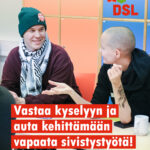 Kuvassa kaksi henkilöä istuu pöydän ääressä keskustelemassa. Kuvan alareunassa on punaisella pohjalla valkoinen teksti: “Vastaa kyselyyn ja auta kehittämään vapaata sivistystyötä!”. Yläkulmassa on DSL:n logo ja kuvaajan nimi.