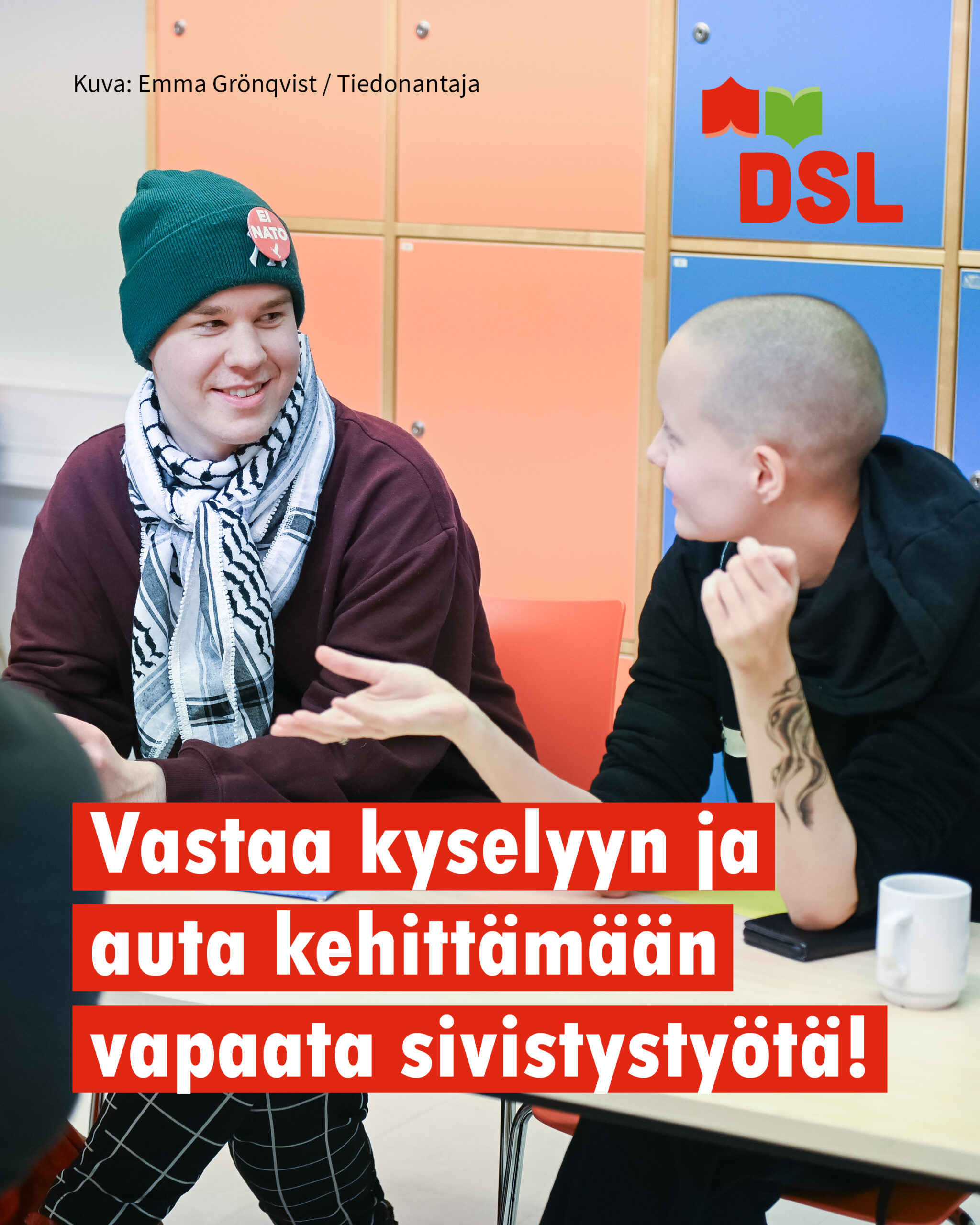 Kuvassa kaksi henkilöä istuu pöydän ääressä keskustelemassa. Kuvan alareunassa on punaisella pohjalla valkoinen teksti: “Vastaa kyselyyn ja auta kehittämään vapaata sivistystyötä!”. Yläkulmassa on DSL:n logo ja kuvaajan nimi.