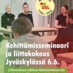 Ryhmä ihmisiä istuu luokkatilassa pöytien ääressä keskustelemassa. Kuvaan on lisätty pyöreä merkki, jossa lukee '40 vuotta DSL 1986–2026'. Kuvan alaosassa on teksti: 'Kehittämisseminaari ja liittokokous Jyväskylässä 6.6. Liittokokous valitsee liittotoimikunnan sekä sivistysliiton puheenjohtajan.' Valokuvaaja Emma Grönqvist.