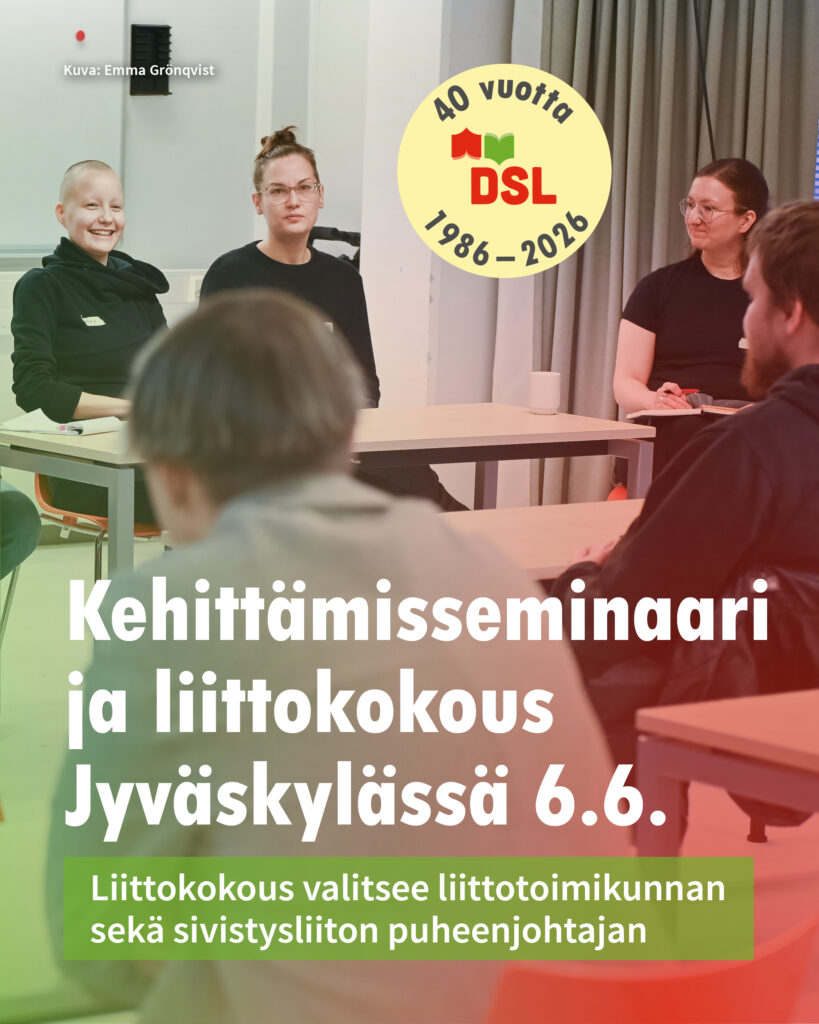 Ryhmä ihmisiä istuu luokkatilassa pöytien ääressä keskustelemassa. Kuvaan on lisätty pyöreä merkki, jossa lukee '40 vuotta DSL 1986–2026'. Kuvan alaosassa on teksti: 'Kehittämisseminaari ja liittokokous Jyväskylässä 6.6. Liittokokous valitsee liittotoimikunnan sekä sivistysliiton puheenjohtajan.' Valokuvaaja Emma Grönqvist.