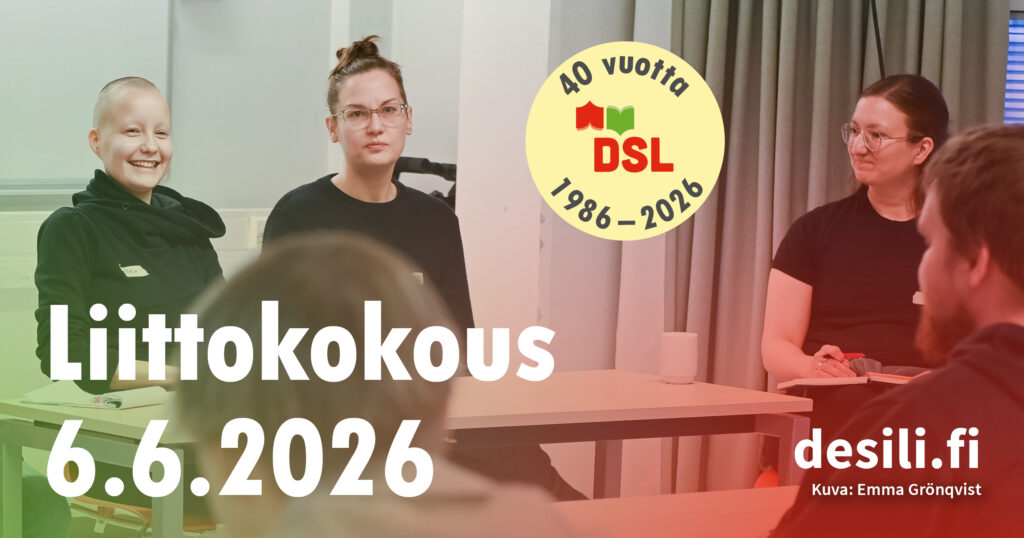 Kuvassa kolme ihmistä keskustelee kokoustilassa pöydän ääressä. Kuvan päällä teksti 'Liittokokous 6.6.2026', oikeassa reunassa verkkosivu 'desili.fi' sekä pyöreä merkki '40 vuotta DSL 1986–2026'.