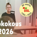 Kuvassa kolme ihmistä keskustelee kokoustilassa pöydän ääressä. Kuvan päällä teksti 'Liittokokous 6.6.2026', oikeassa reunassa verkkosivu 'desili.fi' sekä pyöreä merkki '40 vuotta DSL 1986–2026'.