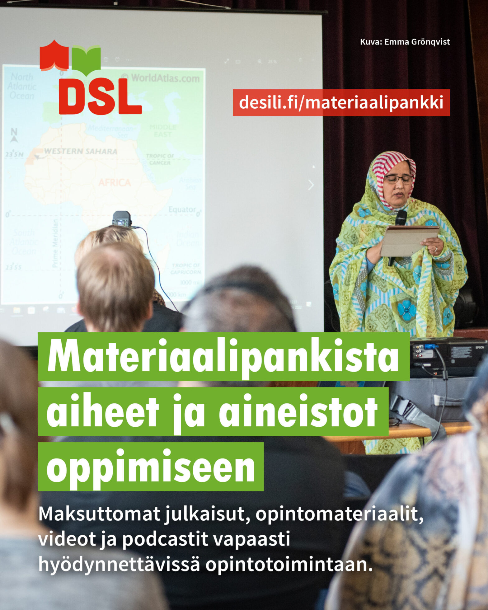 Mainos materiaalipankista: kuvituskuvassa puhuja esiintyy yleisölle valkokankaan edessä, kuvassa tekstiä oppimisen aineistoista ja osoite desili.fi/materiaalipankki.