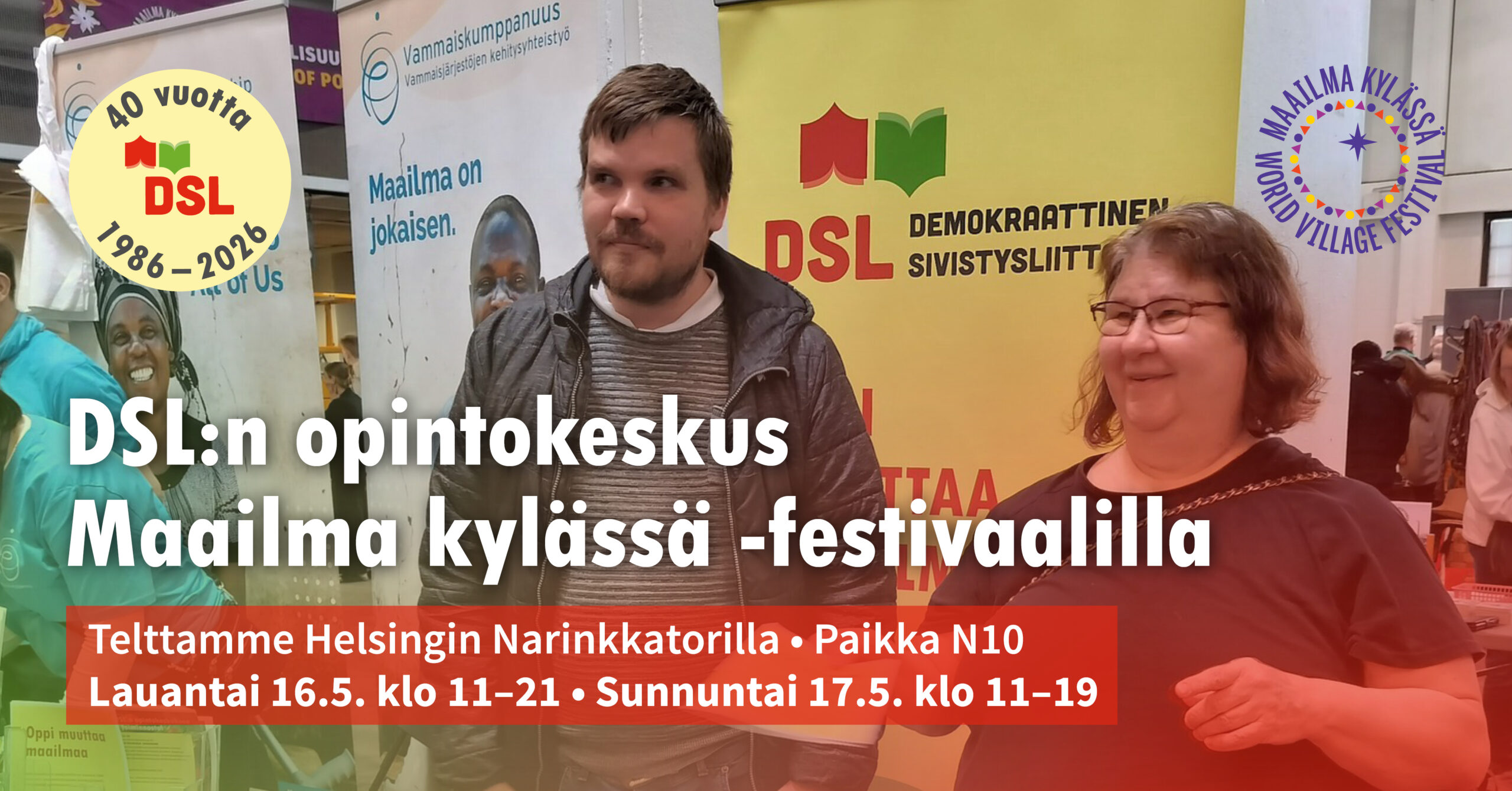 Kaksi ihmistä esittelypisteellä DSL:n roll-upin edessä; mainos: DSL:n opintokeskus Maailma kylässä -festivaalilla Narinkkatorilla 16.–17.5., paikka N10, ajat la 11–21 ja su 11–19.