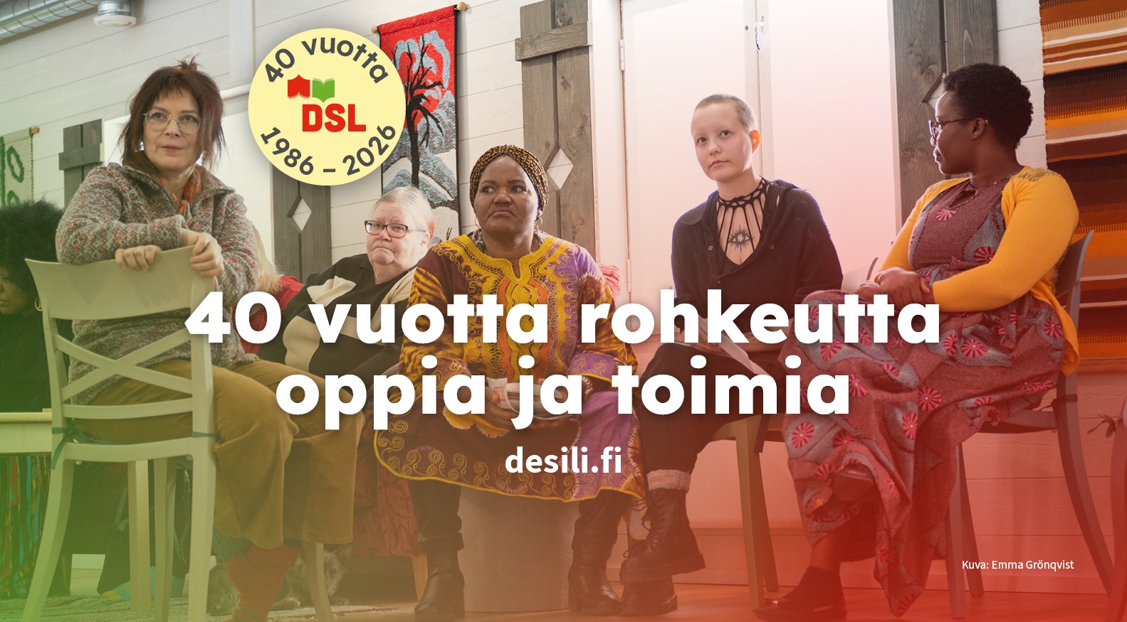 Viisi ihmistä istuu yhdessä keskustelutilaisuudessa. Kuvan päällä DSL:n 40-vuotisjuhlavuoden tunnus sekä teksti: ”40 vuotta rohkeutta oppia ja toimia – desili.fi”. Taustalla vihreä-punainen väriliuku.