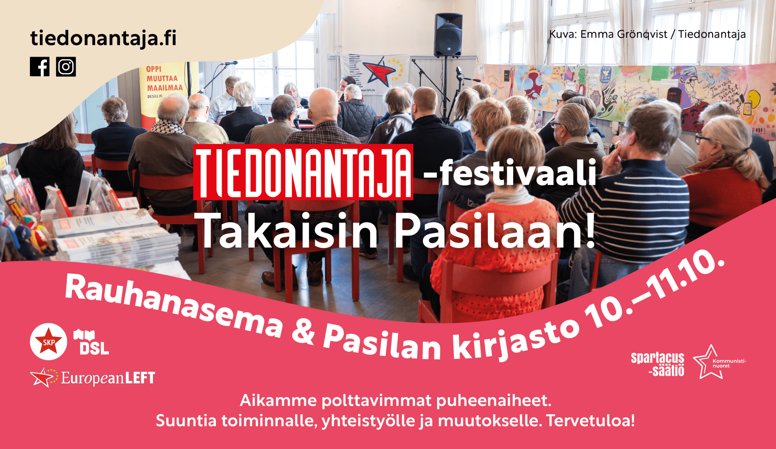 Juliste Tiedonantaja-festivaalista. Taustalla yleisö kuuntelee keskustelutilaisuutta. Julisteessa on järjestäjien logot ja tapahtuman perustiedot.